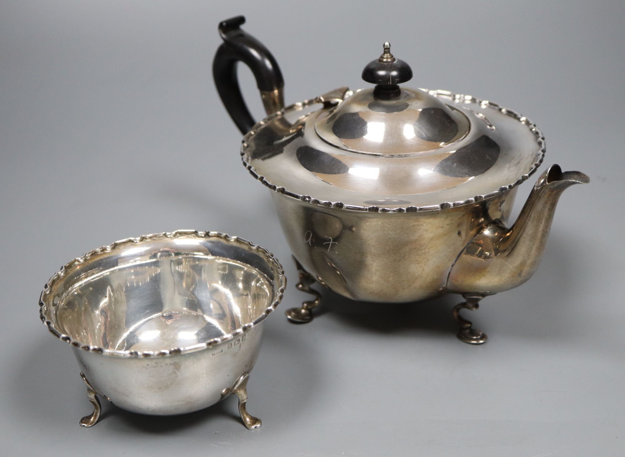 A George V silver teapot and matching sugar bowl, gross 13oz.
